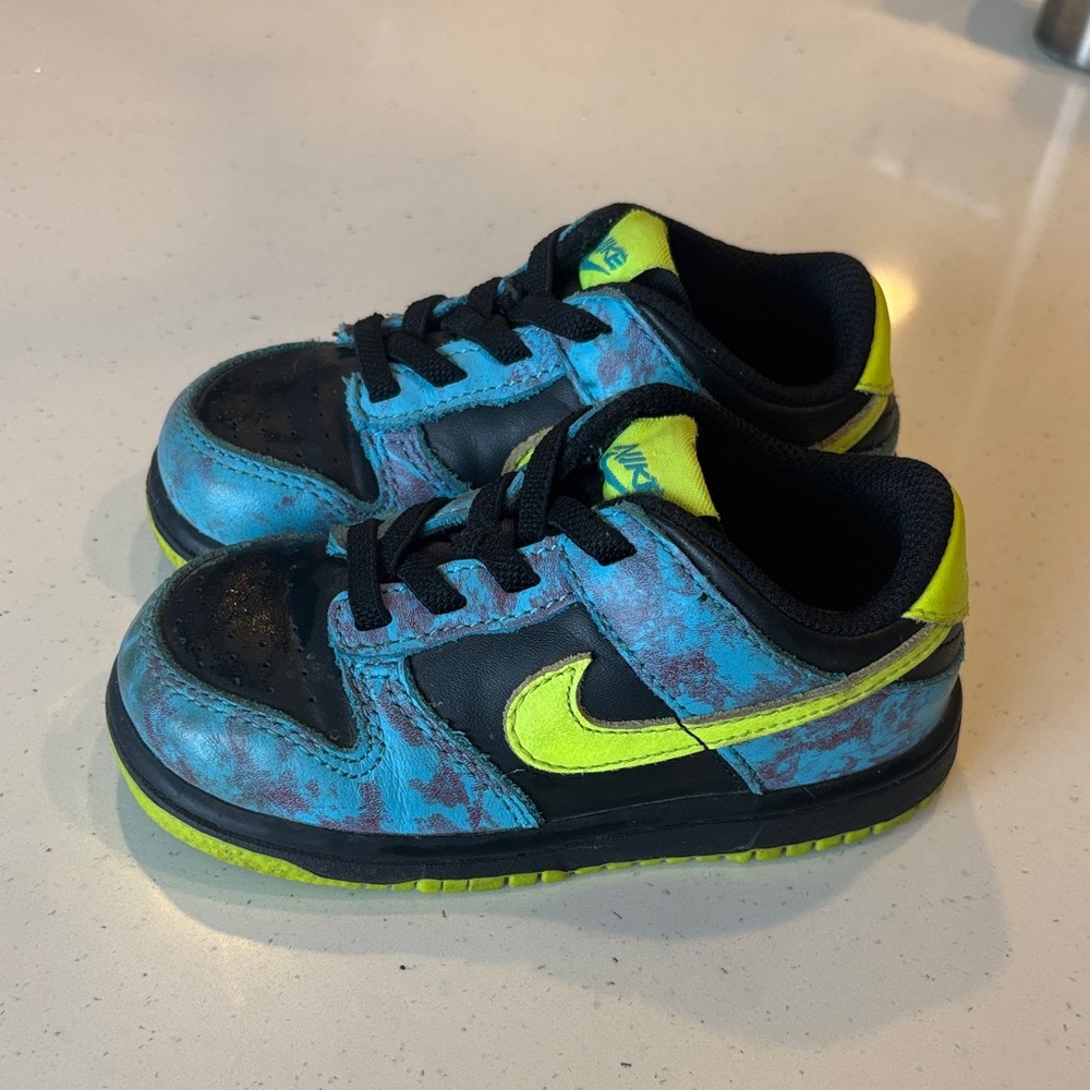 Nike Kids Black and Neon Green Sneakers